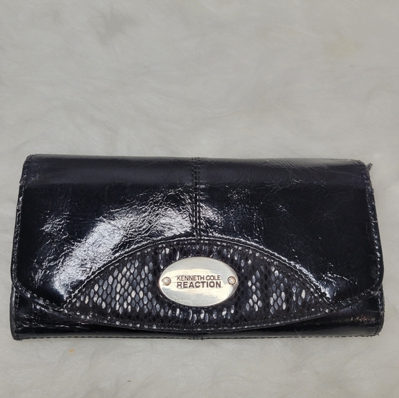 Kenneth Cole Reaction Shiny Black Name Plate  Women's Wallet - Picture 1 of 12